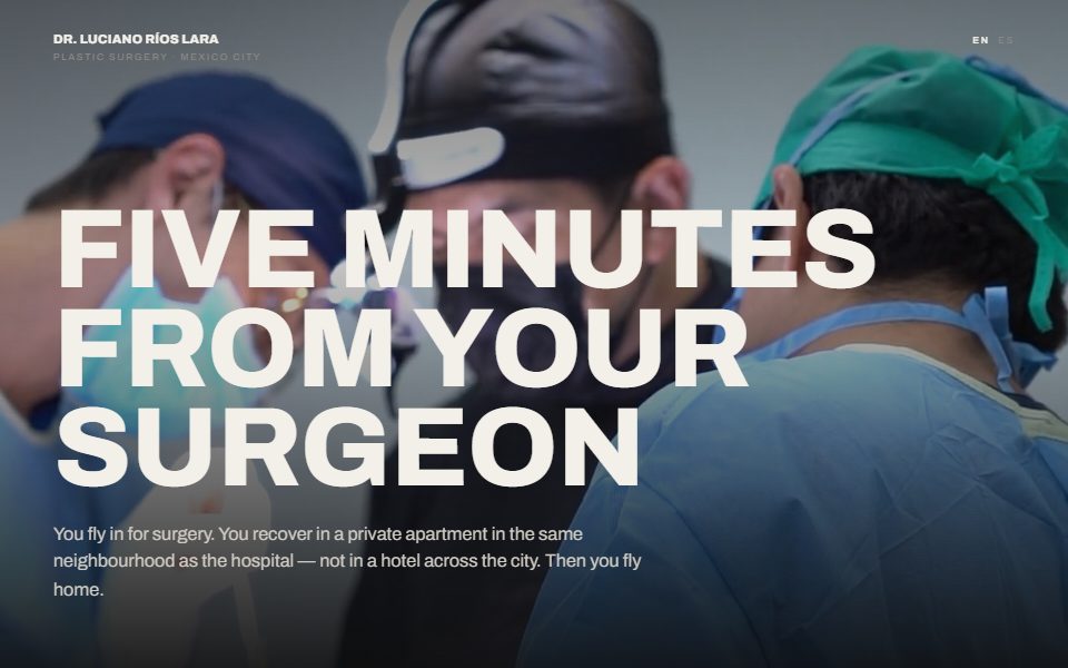Portada de la sección de turismo médico de Ríos Lara, con el doctor en el quirófano